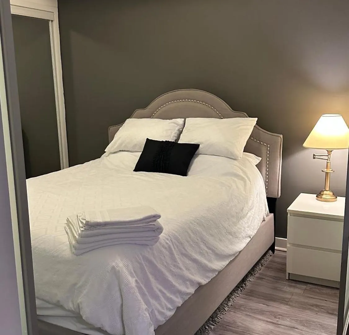 One Bed Plus Den Downtown 多伦多 加拿大